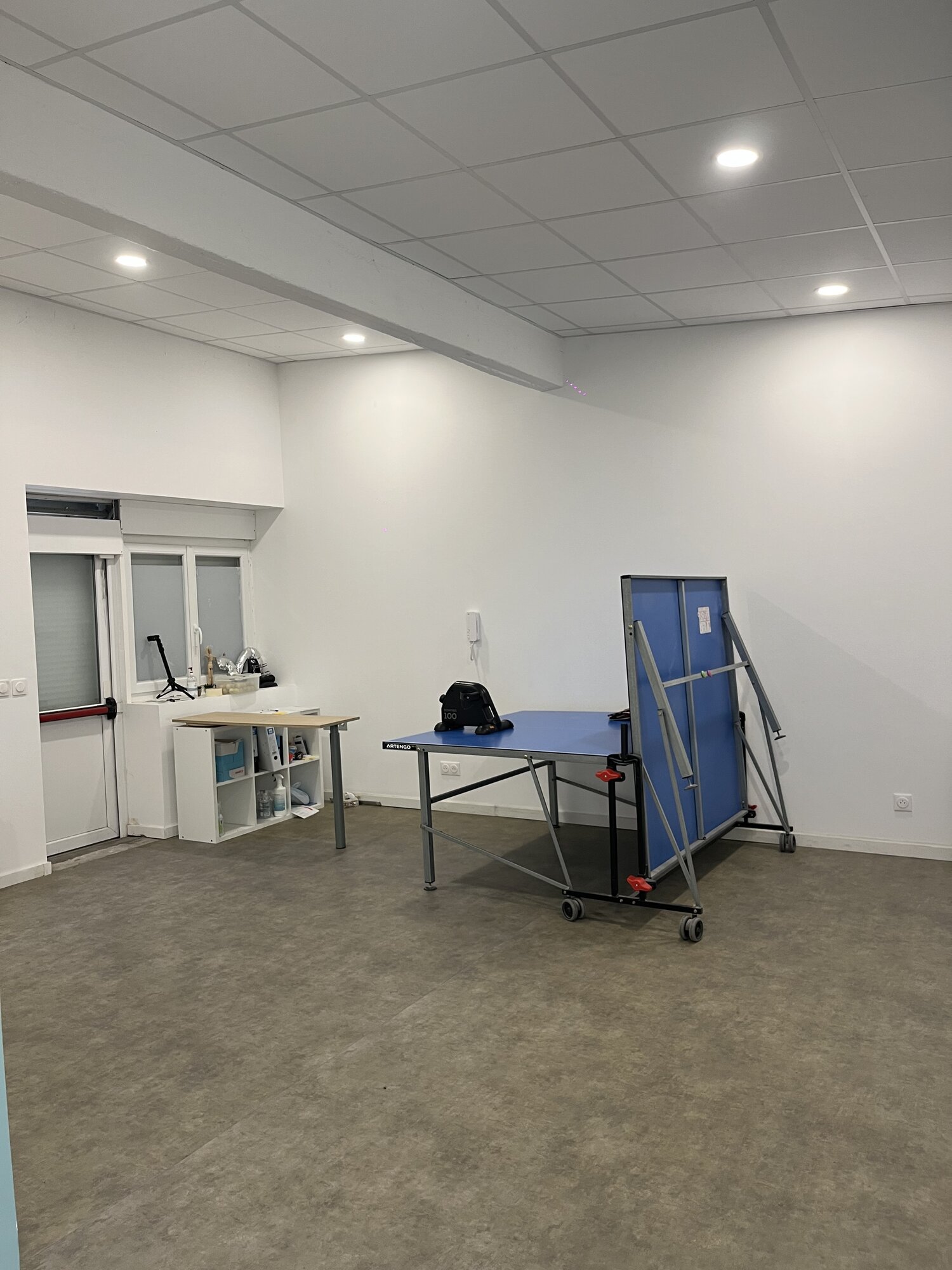 Table de tennis de table utilisée pour les exercices de coordination