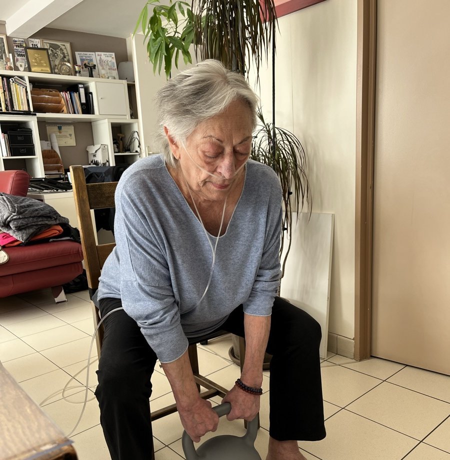 Exercice de renforcement musculaire avec ballon pour patient cardiaque