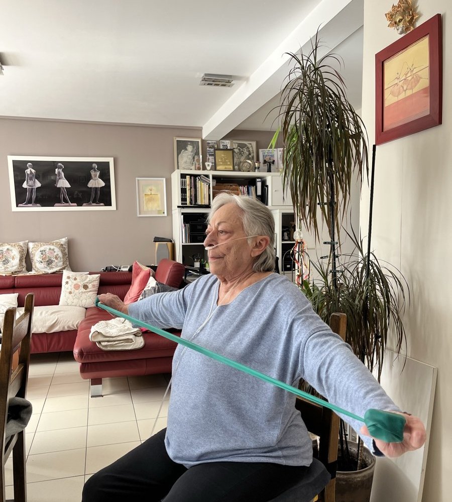 Exercice avec élastique à domicile pour patient diabétique