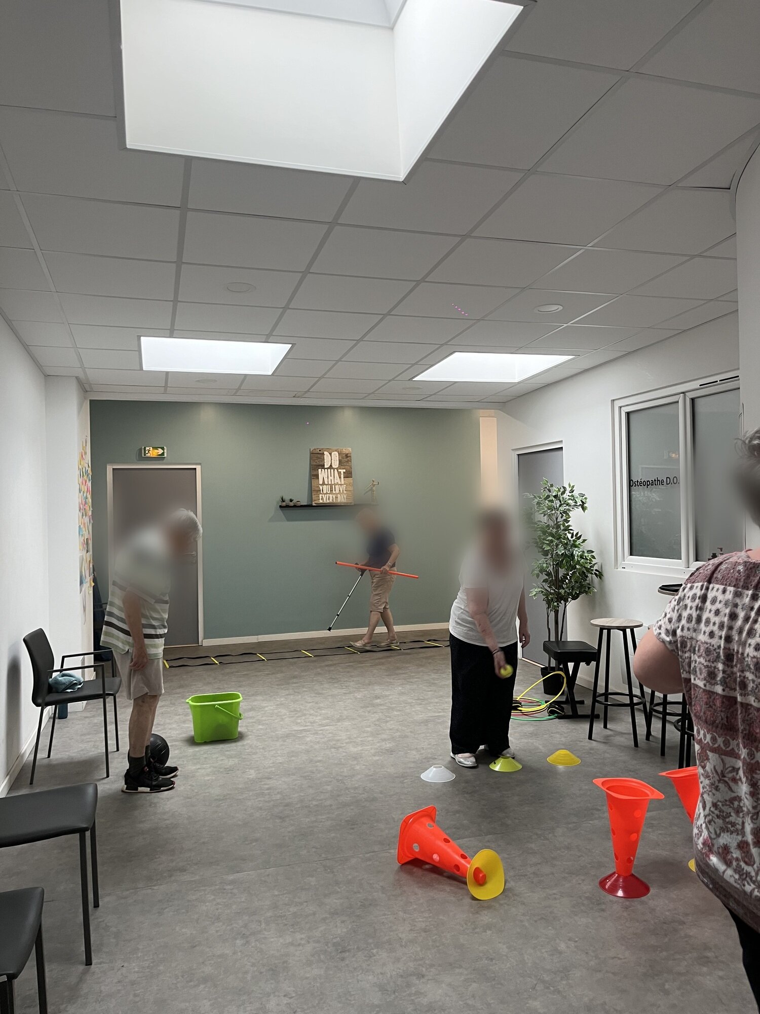 Séance d'activité physique adaptée en mini-groupe au cabinet