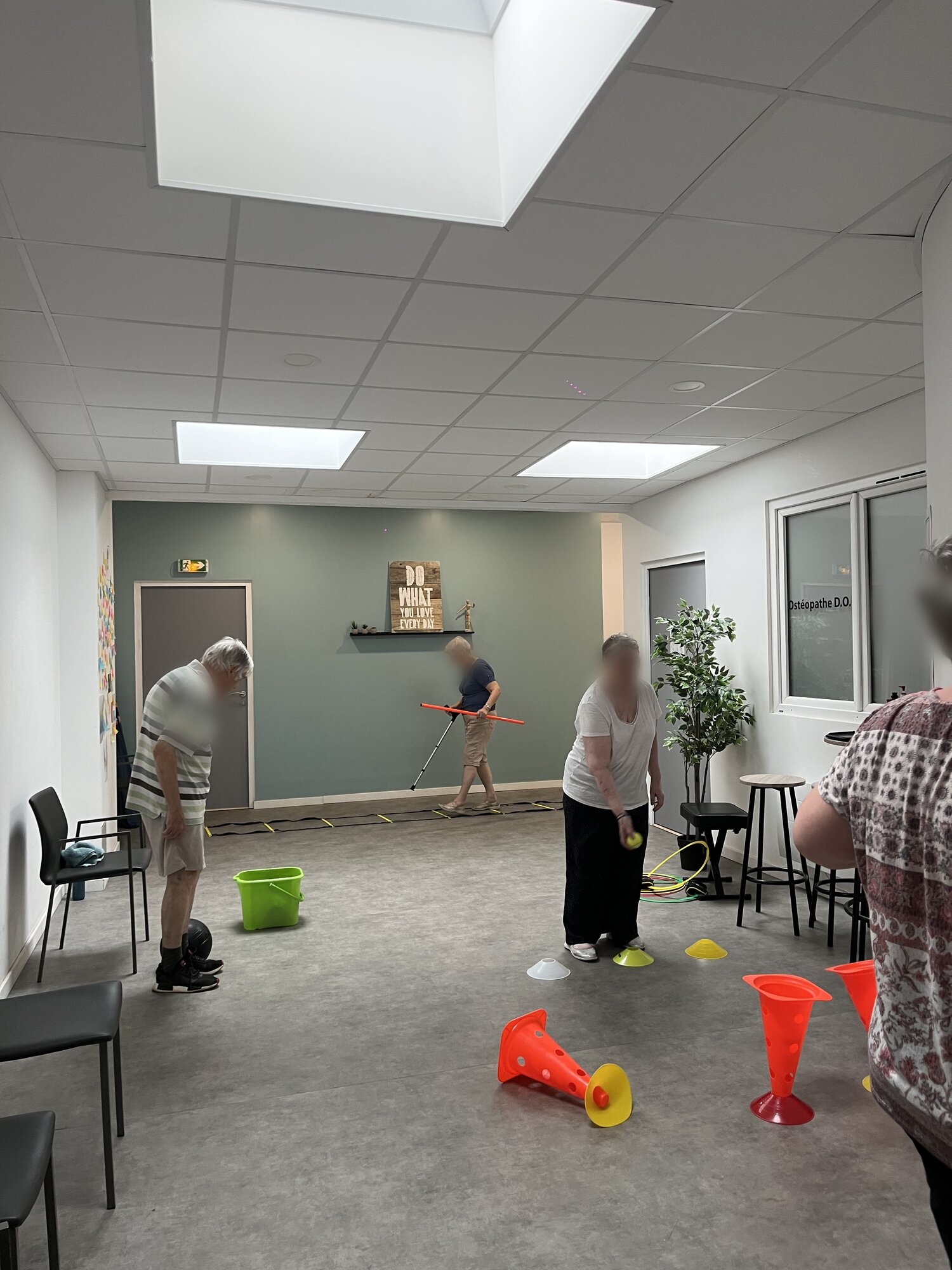 Atelier collectif d'exercices avec échelle de rythme et plots