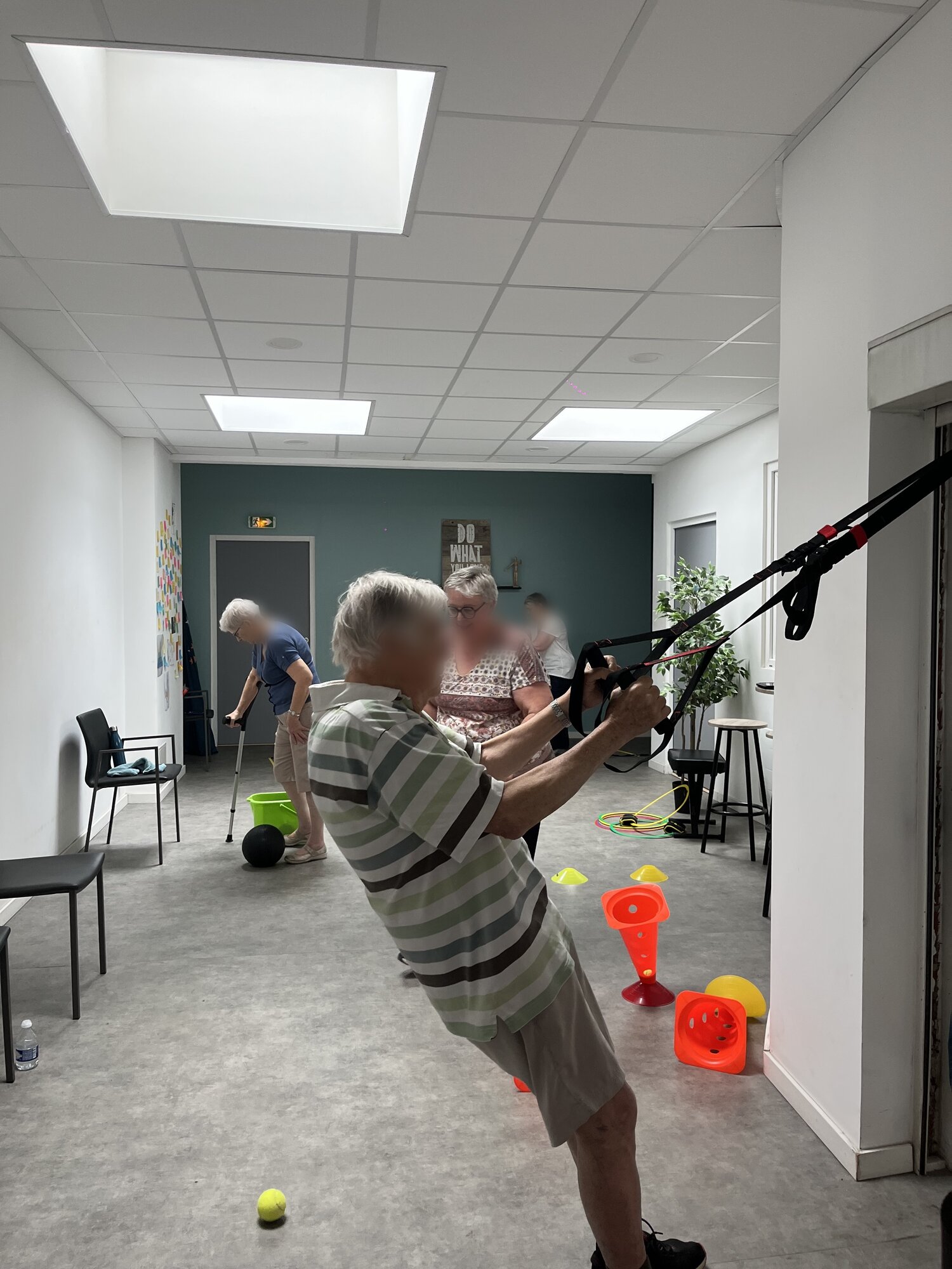 Séance de groupe avec exercice de suspension type TRX
