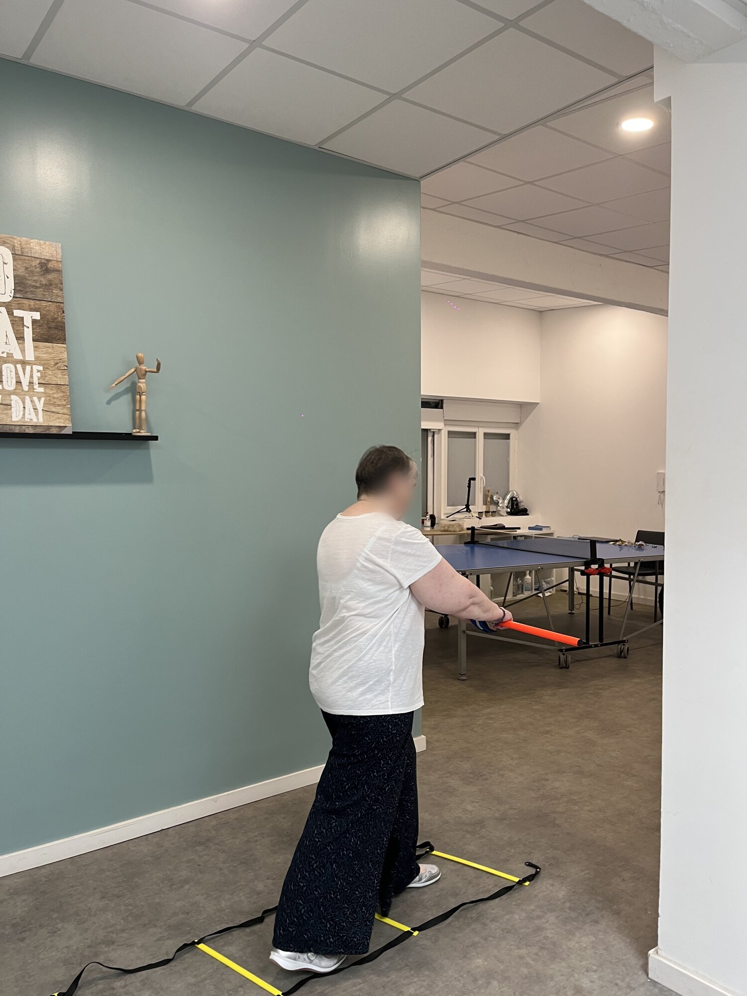 Exercice de coordination avec bâton pour travailler l'équilibre